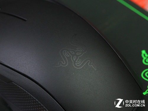 Razer 金环蛇2013是Razer推出的一款入门级游戏鼠标,该产品具有金黄色的背光与磨砂外壳,手感较为舒适,不容易积累汗液,机身采用了对称式造型设计,内置的光学引擎可提供6400DPI的采样率,几乎可以满足所有游戏玩家的使用需求,两侧的曲线设计较为实用,符合人体工学元素。