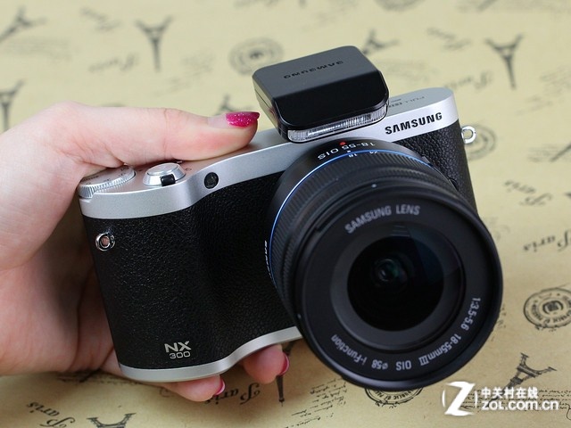 三星 NX300黑色 外观图 
